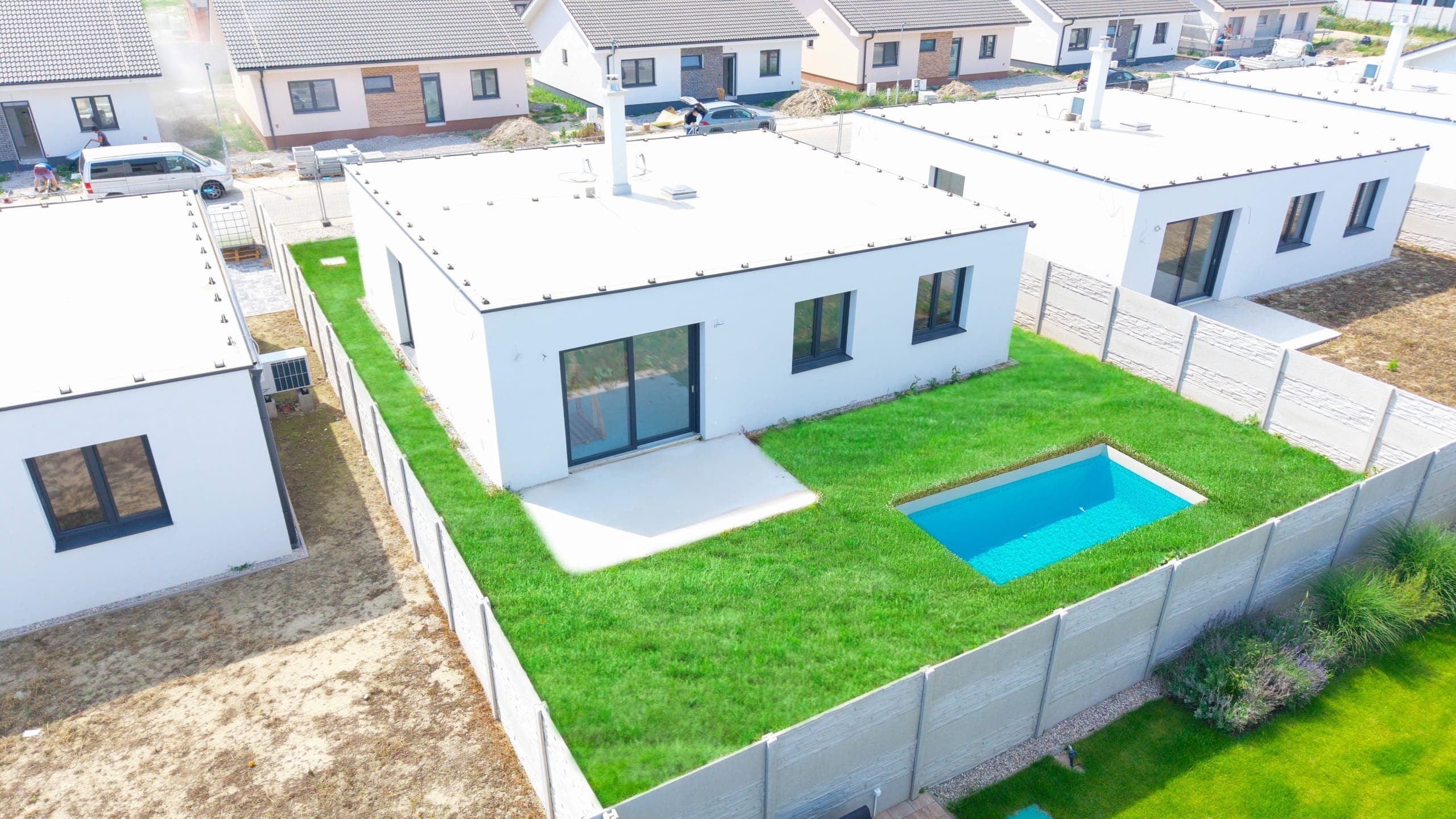 Drohnenaufnahme einer Immobilie: Einfamilienhaus mit Pool und Garten von oben