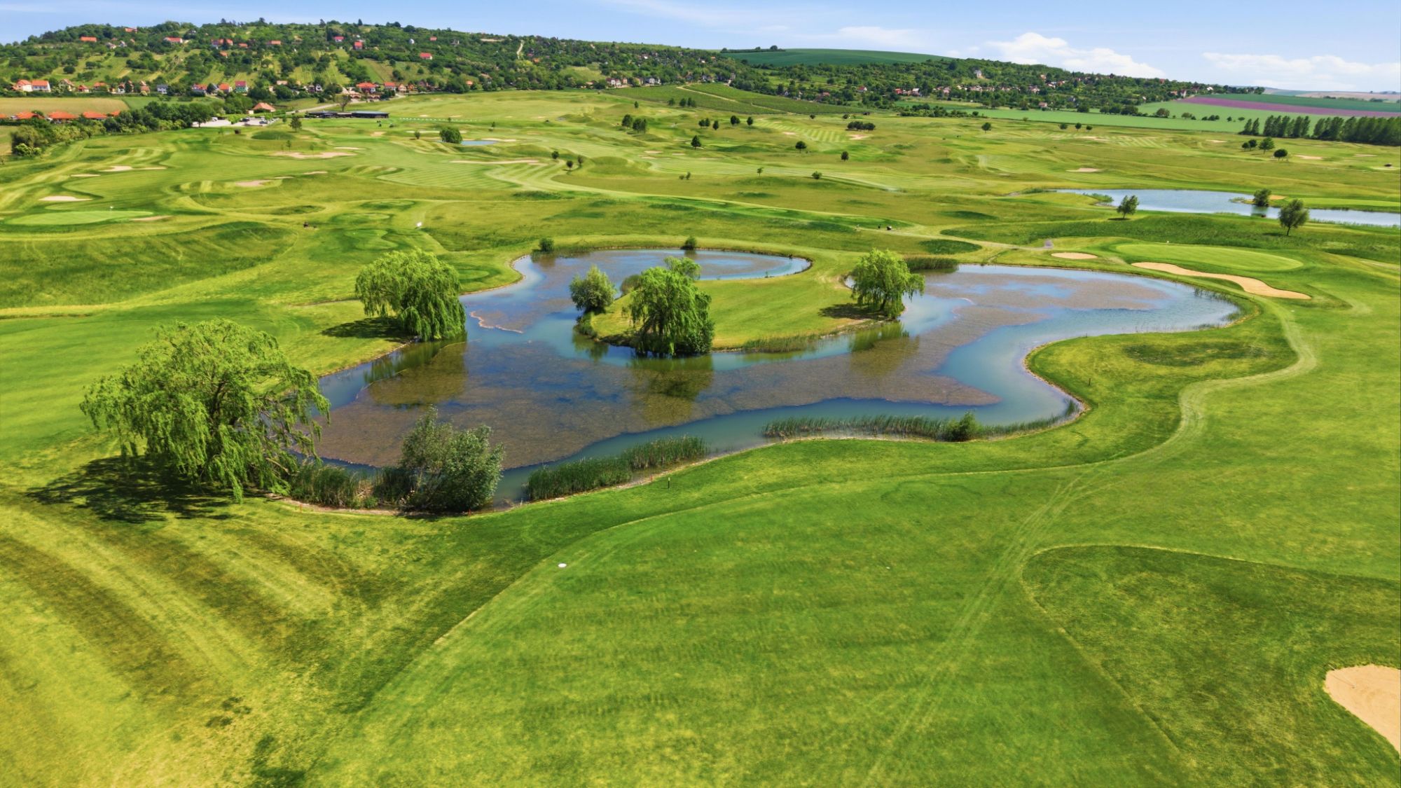 See auf einem Golfplatz aus der Drohnenperspektive