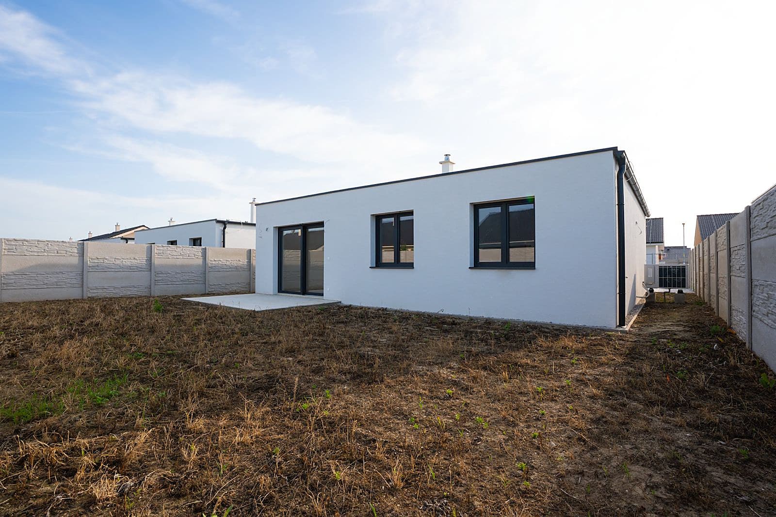 Neubau eines Einfamilienhauses vom Garten aus