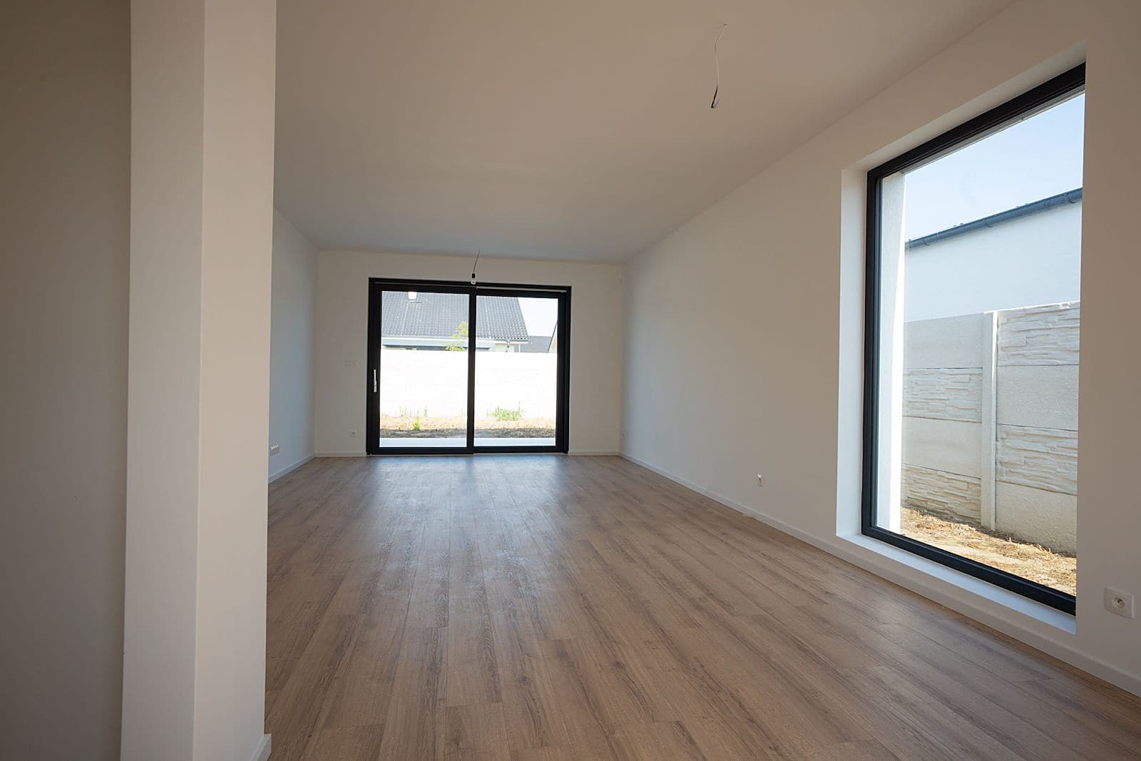 Leeres Zimmer im Neubau mit Blick in den Garten