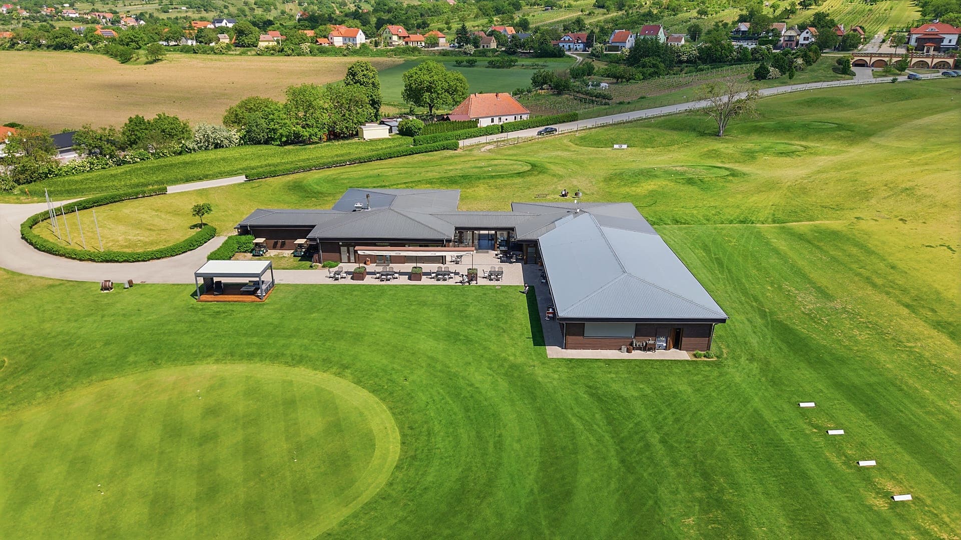 Clubhaus des Golfresorts aus der Drohne