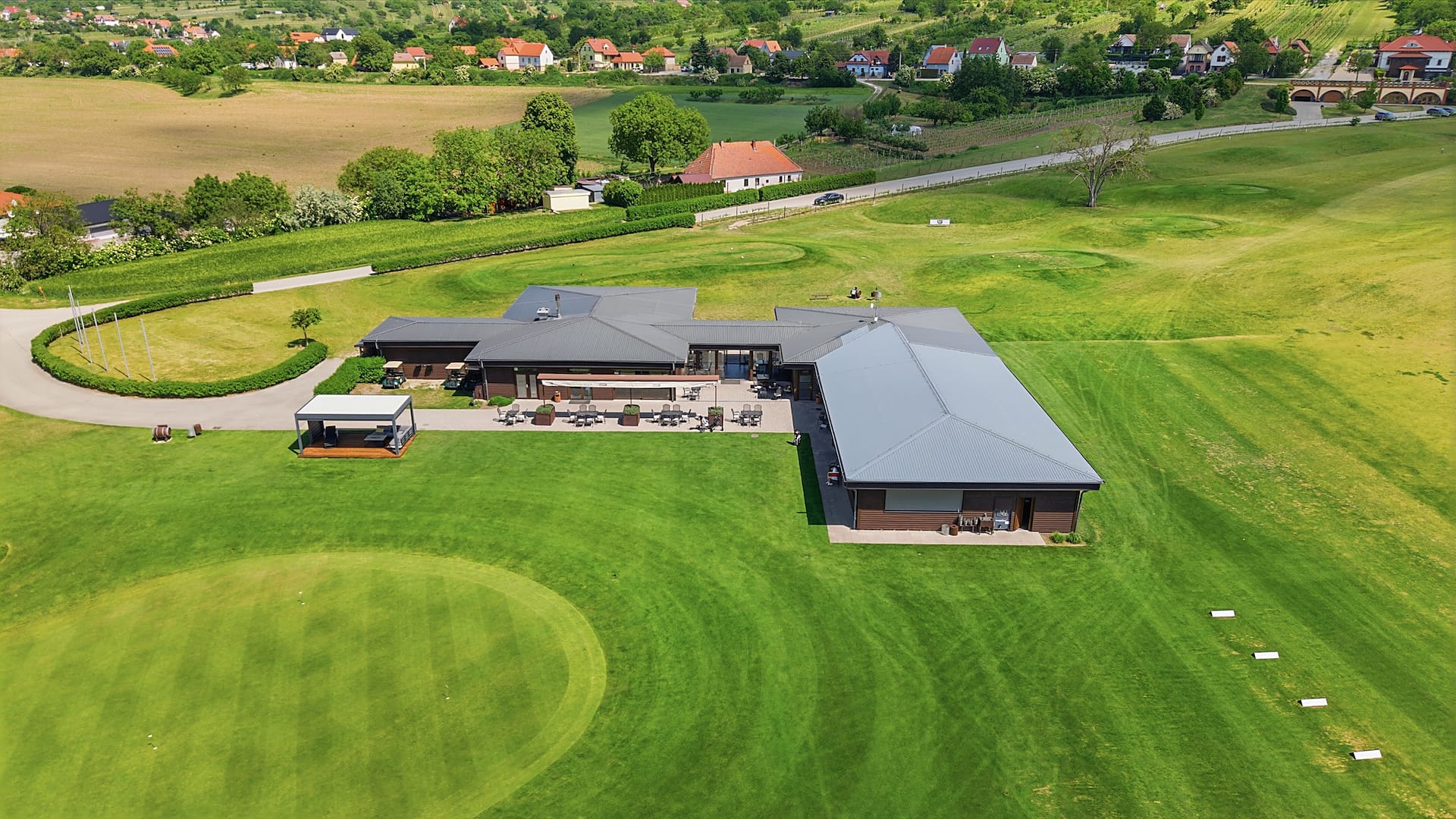 Gelände eines Golfresorts aus der Drohnenperspektive