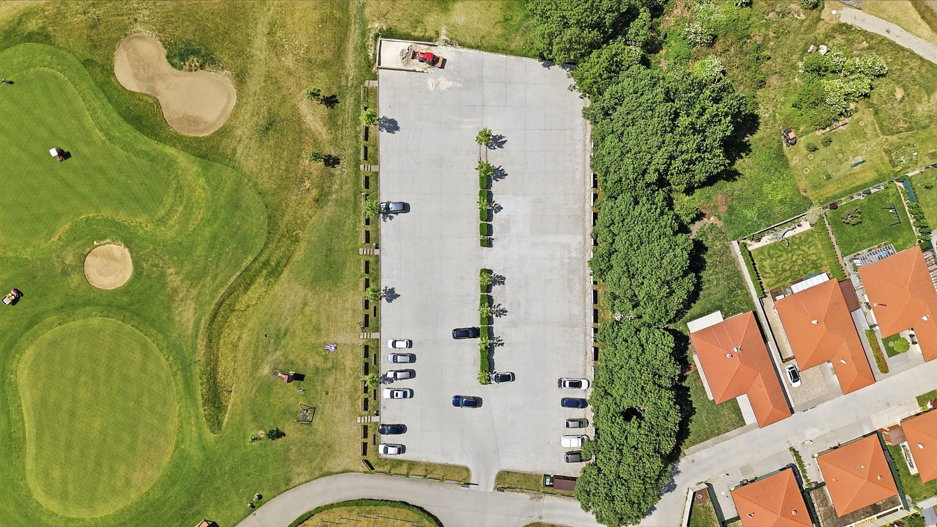 Parkplatz und Gelände senkrecht von oben