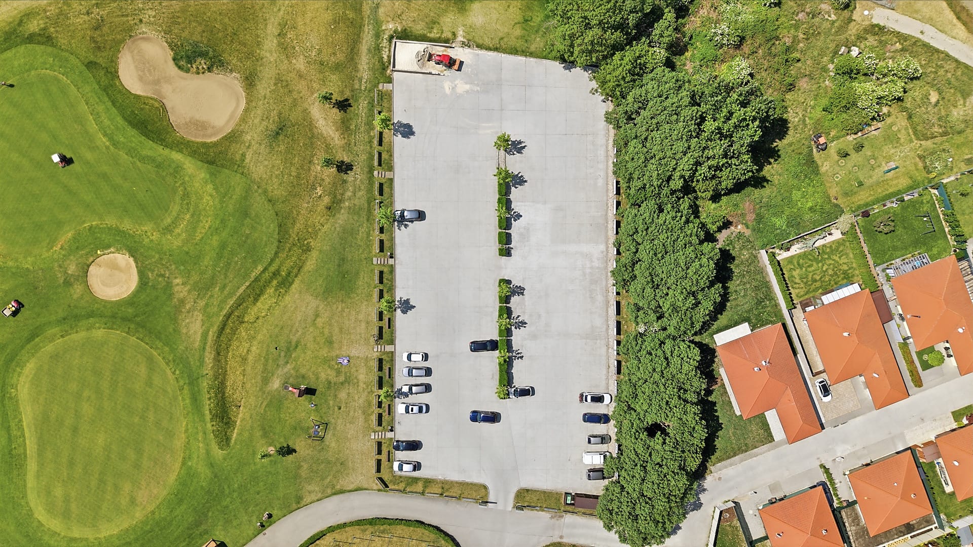 Parkplatz und Gelände senkrecht von oben