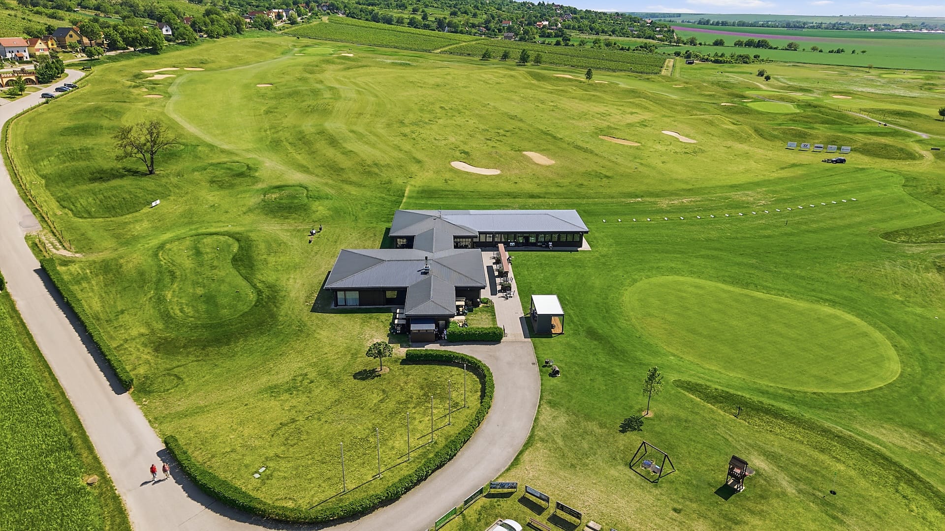 Golfový areál z výšky pri západe slnka