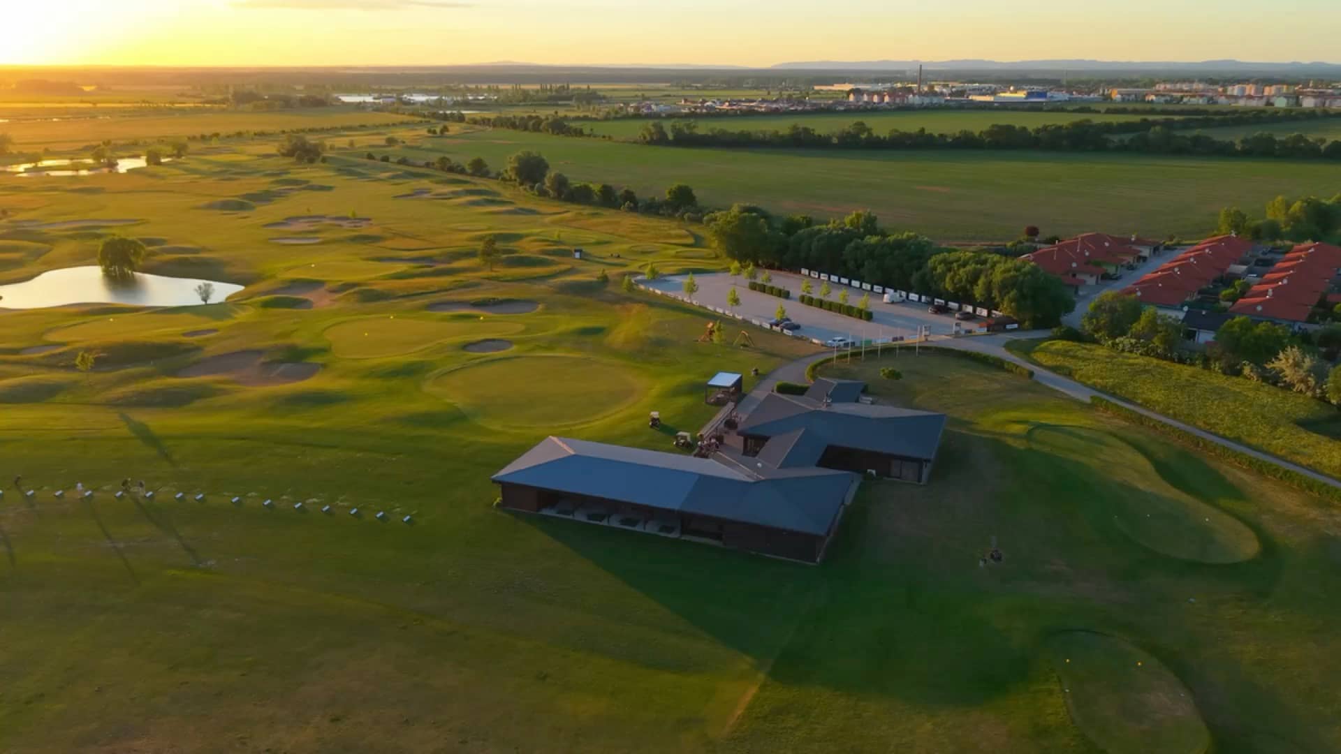 Standbild aus einem Drohnenvideo bei Sonnenuntergang